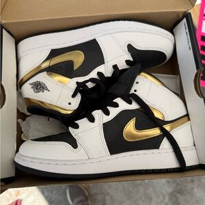 Jordan Air Mid GS - White and Black
